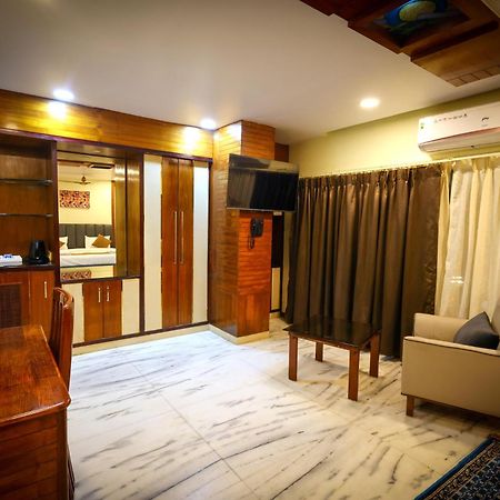 Lj Dadi'S Grand Hotel Visákhapatnam Kültér fotó